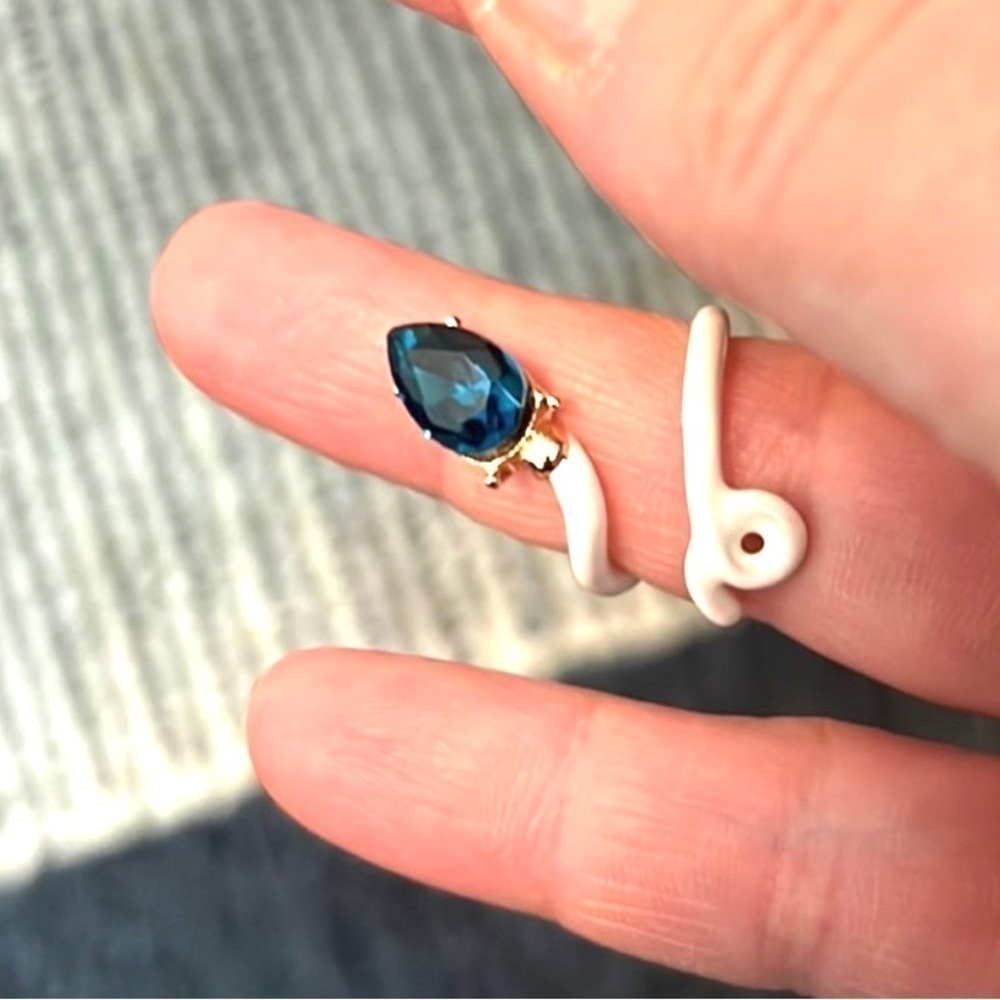 White  enamel swirly ring With statement stone